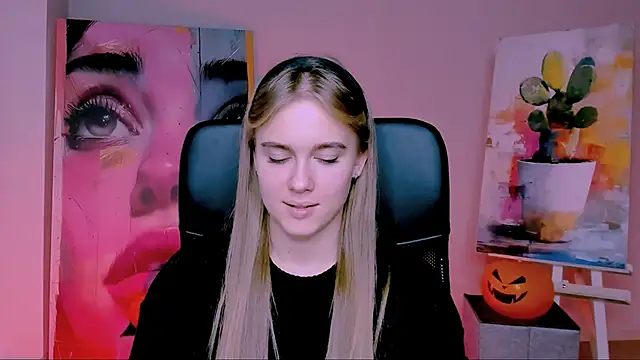 Snapshot of JuneWoods chatting on November 1, 11:12 am JuneWoods online show from November 1, 11:12 am