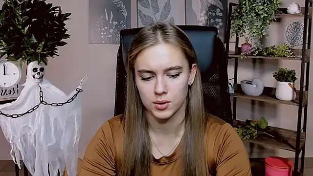 Snapshot of JuneWoods chatting on November 8, 11:43 am JuneWoods online show from November 8, 11:43 am