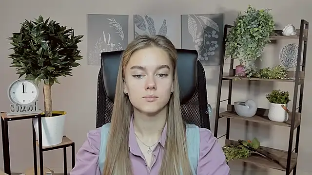 Snapshot of JuneWoods chatting on November 12, 7:42 am JuneWoods online show from November 12, 7:42 am