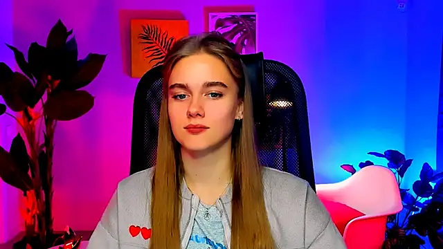 Snapshot of JuneWoods chatting on November 13, 7:40 am JuneWoods online show from November 13, 7:40 am