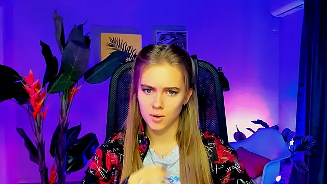 Snapshot of JuneWoods chatting on November 19, 6:24 am JuneWoods online show from November 19, 6:24 am