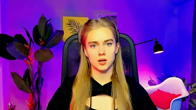 Snapshot of JuneWoods chatting on November 20, 9:20 am JuneWoods online show from November 20, 9:20 am