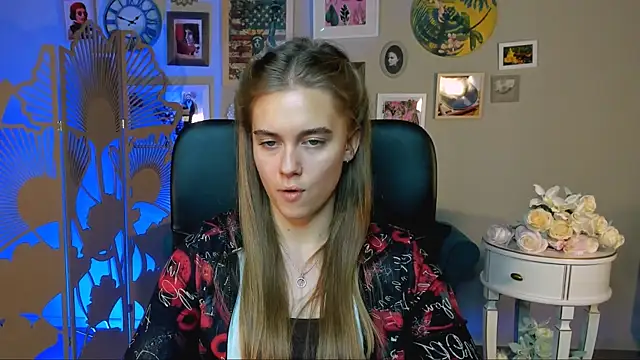 Snapshot of JuneWoods chatting on November 25, 5:18 am JuneWoods online show from November 25, 5:18 am