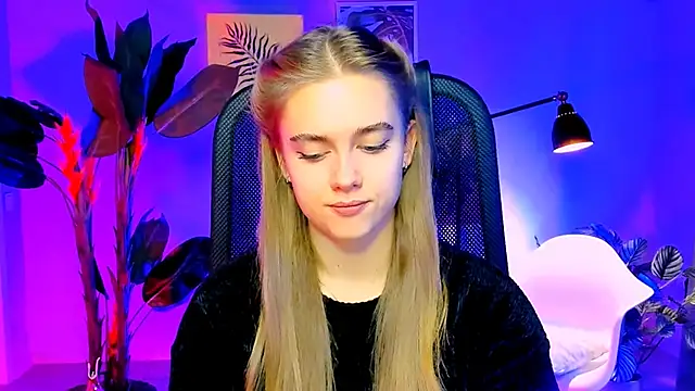 Snapshot of JuneWoods chatting on November 27, 6:04 am JuneWoods online show from November 27, 6:04 am