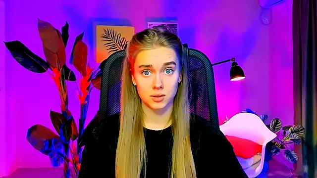 Snapshot of JuneWoods chatting on December 1, 6:18 am JuneWoods online show from December 1, 6:18 am