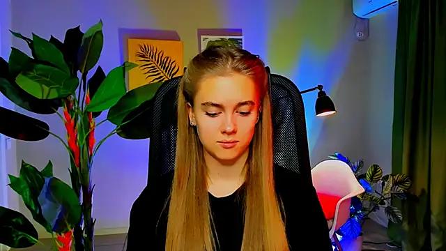 Snapshot of JuneWoods chatting on December 4, 6:23 am JuneWoods online show from December 4, 6:23 am