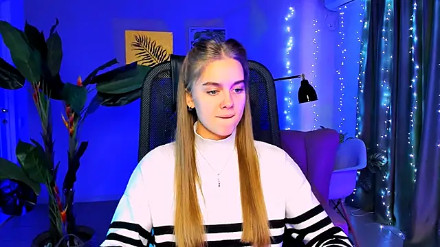 Snapshot of JuneWoods chatting on December 15, 6:28 am JuneWoods online show from December 15, 6:28 am