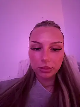 Snapshot of blondeeee chatting on May 14, 3:30 pm blondeeee online show from May 14, 3:30 pm