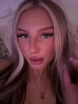 Snapshot of blondeeee chatting on May 19, 3:51 pm blondeeee online show from May 19, 3:51 pm