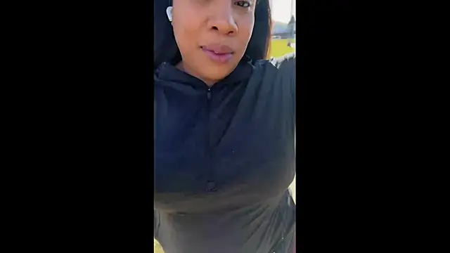 Snapshot of NeliaHexxen chatting on November 12, 6:19 pm NeliaHexxen online show from November 12, 6:19 pm