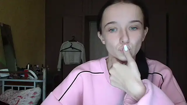 Snapshot of Emilia_Light chatting on October 7, 6:21 am Emilia Light online show from October 7, 6:21 am