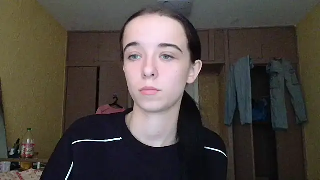 Snapshot of Emilia_Light chatting on October 18, 9:10 am Emilia Light online show from October 18, 9:10 am