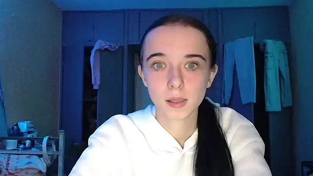 Snapshot of Emilia_Light chatting on October 19, 9:43 am Emilia Light online show from October 19, 9:43 am