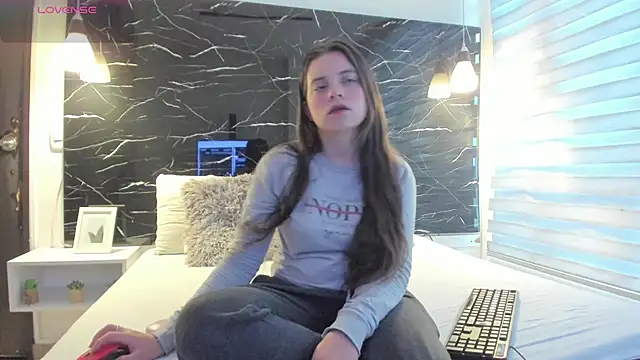 ZOE LE online show from January 13, 11:59 am