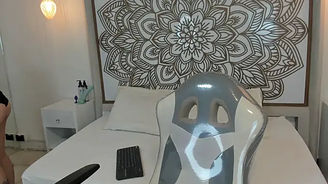 Daphne Nicolle online show from October 7, 1:19 pm
