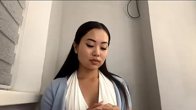 Ur neighbor Kira online show from October 9, 3:10 pm