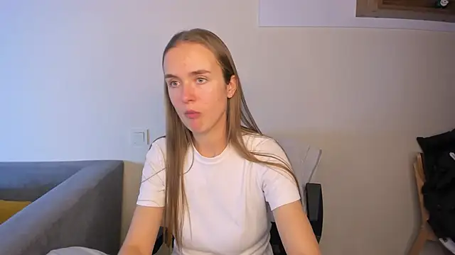 Snapshot of LilMary_ chatting on November 10, 1:43 pm LilMary online show from November 10, 1:43 pm