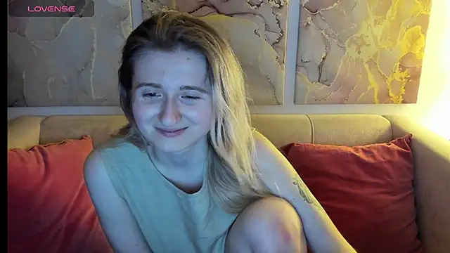 Snapshot of CamillaDreamer chatting on April 19, 6:10 pm CamillaDreamer online show from April 19, 6:10 pm