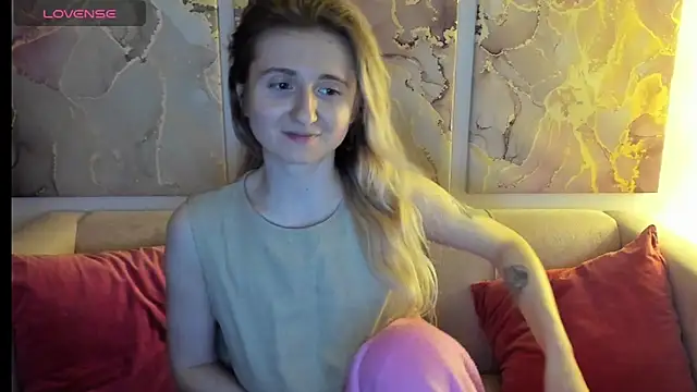 Snapshot of CamillaDreamer chatting on April 20, 6:16 am CamillaDreamer online show from April 20, 6:16 am