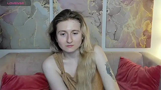 Snapshot of CamillaDreamer chatting on April 28, 5:51 pm CamillaDreamer online show from April 28, 5:51 pm