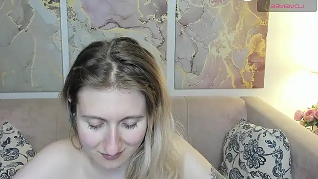 Snapshot of CamillaDreamer chatting on May 16, 1:13 am CamillaDreamer online show from May 16, 1:13 am