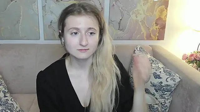 Snapshot of CamillaDreamer chatting on May 16, 5:34 pm CamillaDreamer online show from May 16, 5:34 pm
