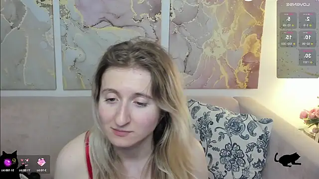 Snapshot of CamillaDreamer chatting on May 17, 6:11 am CamillaDreamer online show from May 17, 6:11 am