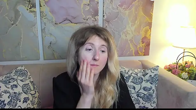 Snapshot of CamillaDreamer chatting on May 23, 2:43 pm CamillaDreamer online show from May 23, 2:43 pm