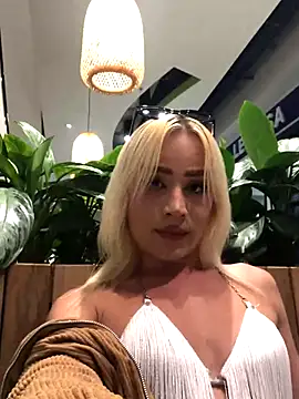 Snapshot of alexawinterrr chatting on December 1, 10:48 pm alexawinterrr online show from December 1, 10:48 pm