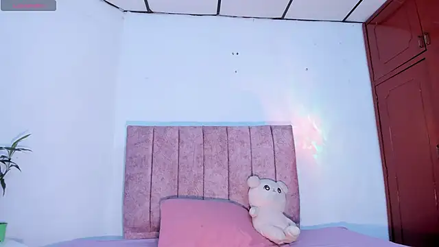 Snapshot of Mila_1wood chatting on May 2, 12:21 pm Mila 1wood online show from May 2, 12:21 pm
