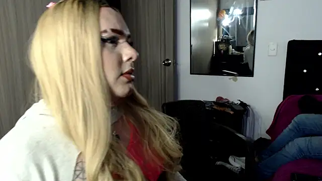 Redvelvett22 online show from November 11, 4:45 am