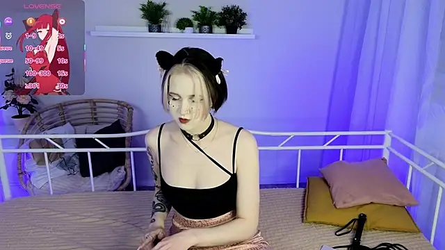 luna son online show from December 14, 8:24 pm