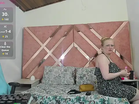 Snapshot of AliceCat_01 chatting on December 4, 7:39 am AliceCat 01 online show from December 4, 7:39 am