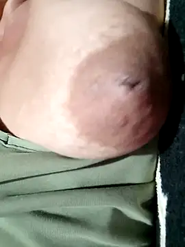 Snapshot of Hotmommax chatting on November 2, 6:21 pm Hotmommax online show from November 2, 6:21 pm