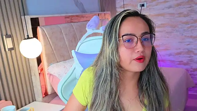 Snapshot of lila_cute1 chatting on October 25, 12:23 pm lila cute1 online show from October 25, 12:23 pm