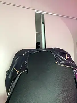 Snapshot of EmilyZuits chatting on November 8, 8:51 pm EmilyZuits online show from November 8, 8:51 pm