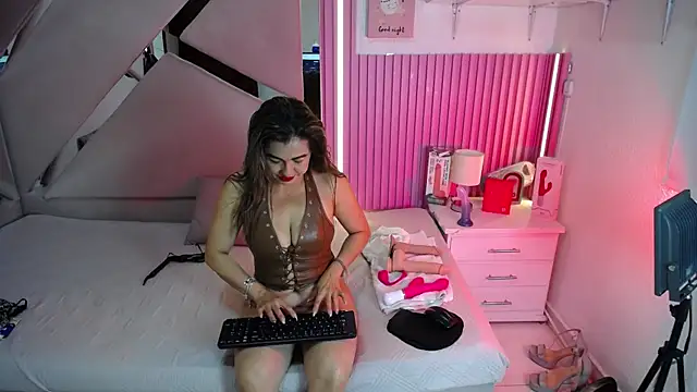 chloe  Jones  online show from July 13, 2:09 pm