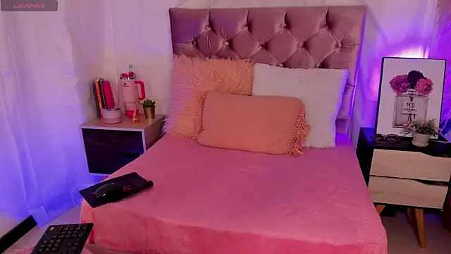 julianaarboleda online show from February 12, 12:33 pm