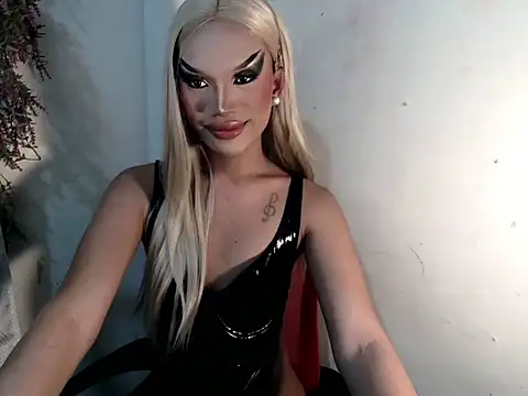 Snapshot of amandareddragon chatting on October 14, 10:49 am amandareddragon online show from October 14, 10:49 am