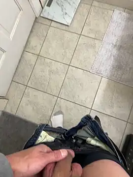 Snapshot of littleguybigdick1564 chatting on November 22, 11:37 pm littleguybigdick1564 online show from November 22, 11:37 pm