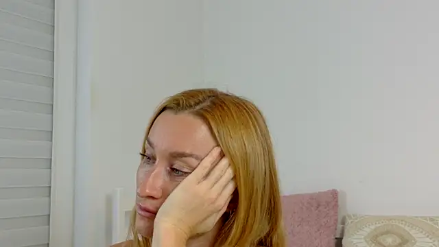 Snapshot of MysticRoxanne chatting on October 6, 4:59 pm MysticRoxanne online show from October 6, 4:59 pm