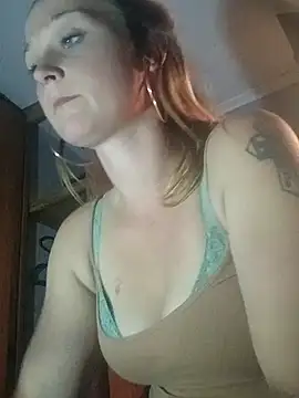 Queen2454 online show from April 13, 9:15 am