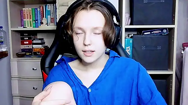 Snapshot of Diana-back chatting on October 12, 7:40 am Diana-back online show from October 12, 7:40 am