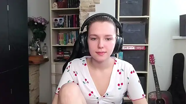 Snapshot of Diana-back chatting on October 30, 7:21 am Diana-back online show from October 30, 7:21 am