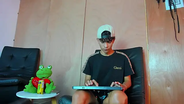 Snapshot of milo_crave chatting on October 6, 8:39 pm milo crave online show from October 6, 8:39 pm