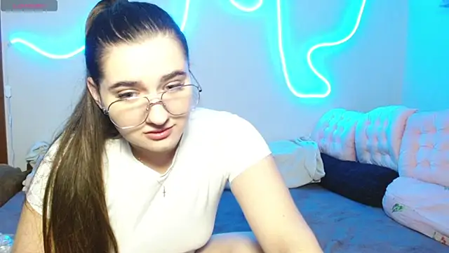 Snapshot of cutieblush chatting on October 3, 11:24 pm cutieblush online show from October 3, 11:24 pm