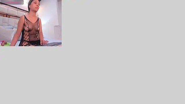 karolgaviriaa online show from October 14, 11:55 am