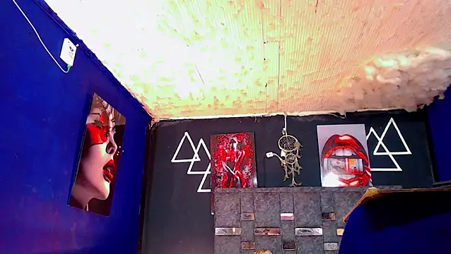 Snapshot of Fersexy_Dolls chatting on October 12, 5:17 am Fersexy Dolls online show from October 12, 5:17 am