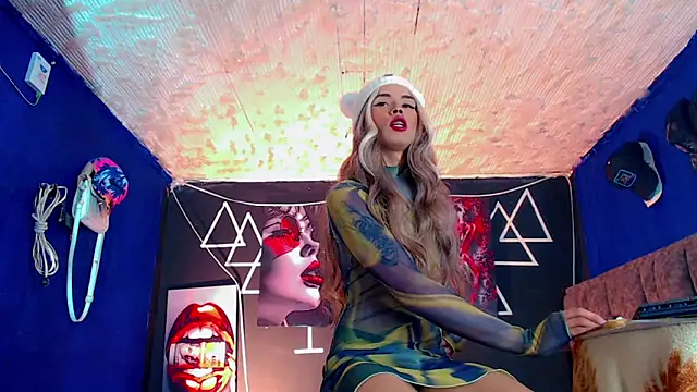 Snapshot of Fersexy_Dolls chatting on November 22, 6:12 am Fersexy Dolls online show from November 22, 6:12 am