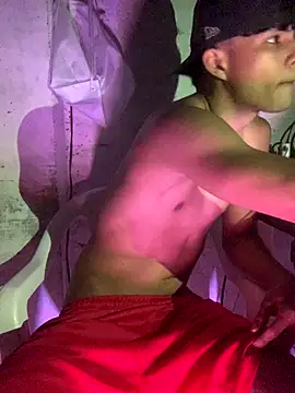 Snapshot of Thiagox03 chatting on October 24, 5:15 am Thiagox03 online show from October 24, 5:15 am